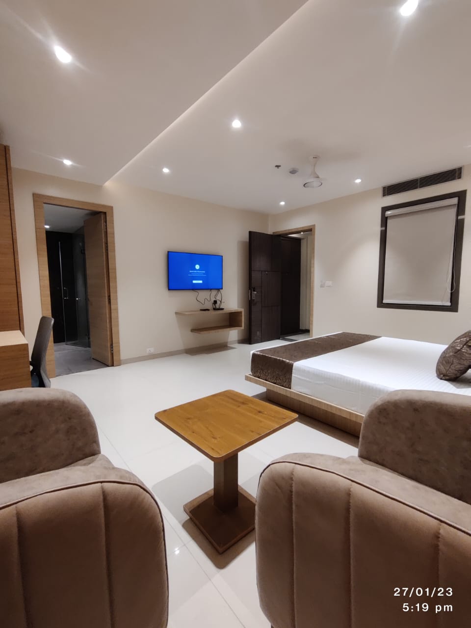 All Seasons Stay – One of the besthotels in Lucknow with deluxe rooms, blending modern comfort with a homely ambiance.