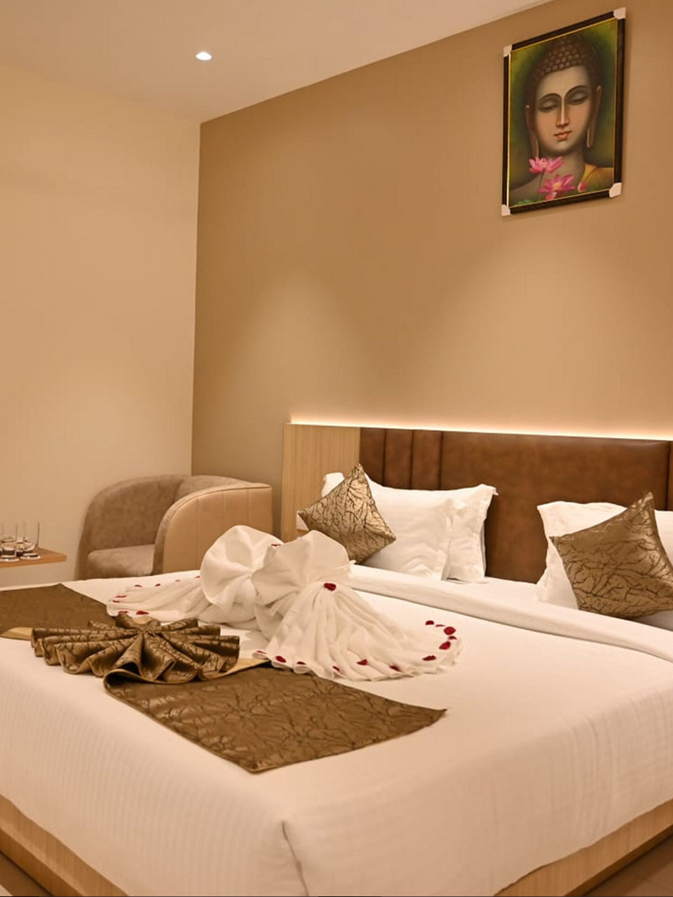 All Seasons Stay – A stylish and cozy hotel in Lucknow, featuring royal premium rooms and a prime location for travelers seeking top-rated hotels in Gomti Nagar, Lucknow.