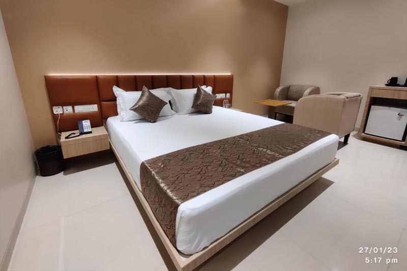 All Seasons Stay – One of the besthotels in Lucknow with deluxe rooms, blending modern comfort with a homely ambiance.